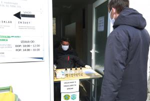 IZDAJA ZAŠČITNIH MASK 01 FOTO LJUBO VUKELIČ